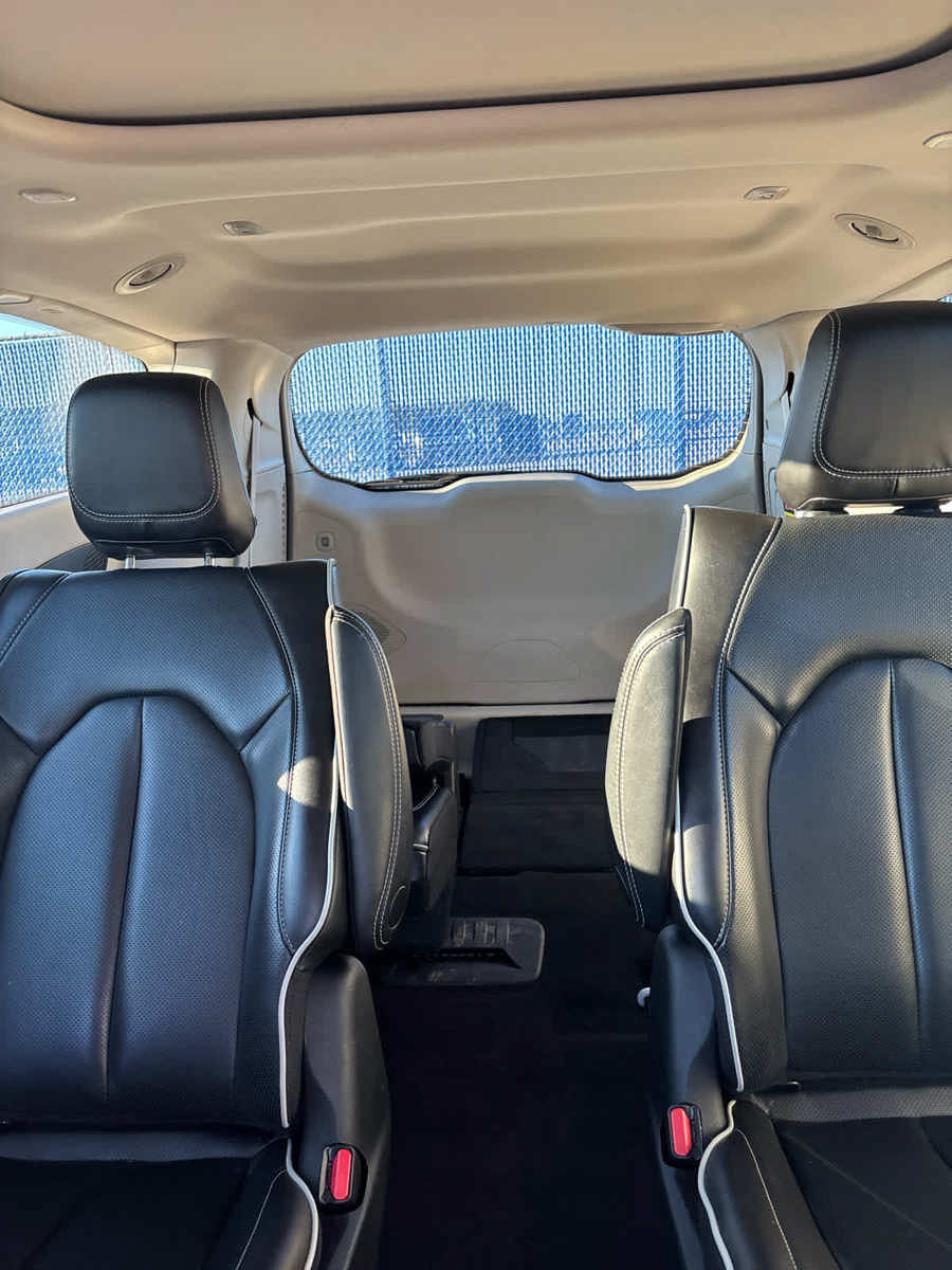 Used 2023 Chrysler Pacifica Limited FWD image 16