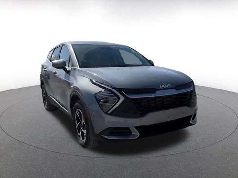 Used 2025 Kia Sportage LX image 3