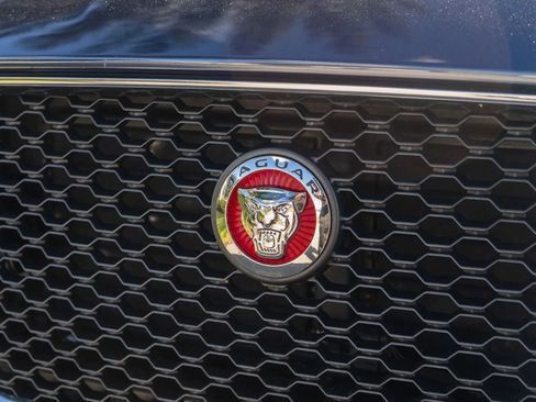 Used 2017 Jaguar F-PACE Premium image 26