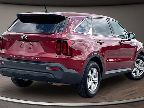 Used 2021 Kia Sorento LX FWD image 2