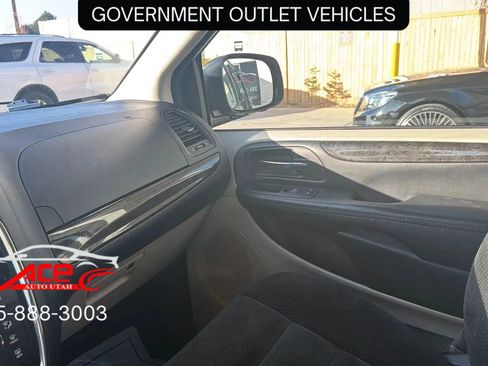 Used 2017 Dodge Grand Caravan SE w/ UConnect Hands-Free Group image 15