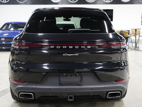 Used 2024 Porsche Cayenne AWD/4WD image 4