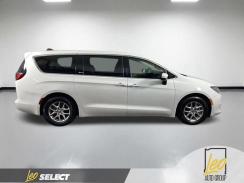 Used 2023 Chrysler Voyager LX FWD image 5