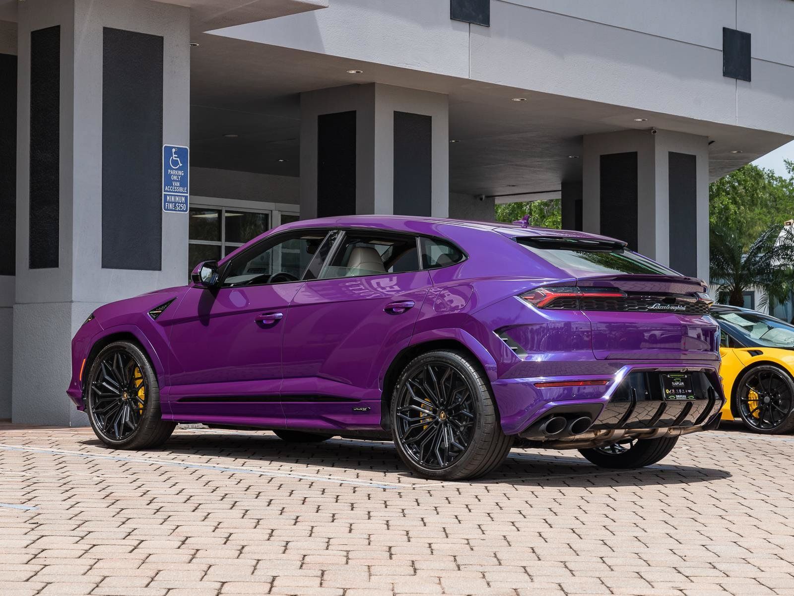 Used 2025 Lamborghini Urus SE AWD/4WD image 37