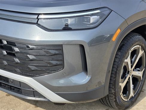 New 2025 Volkswagen Tiguan SE image 6