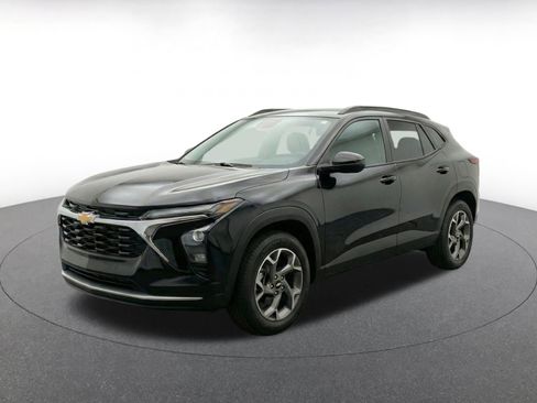 Used 2025 Chevrolet Trax LT FWD image 3