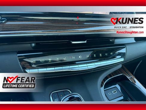 Used 2024 Cadillac Escalade ESV Premium Luxury AWD/4WD image 33