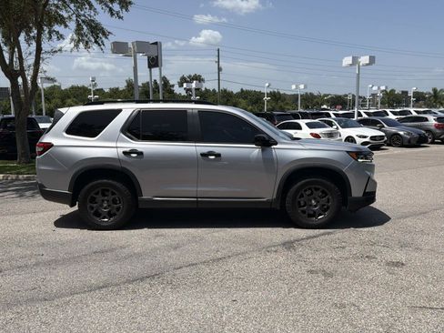 Used 2024 Honda Pilot TrailSport image 2