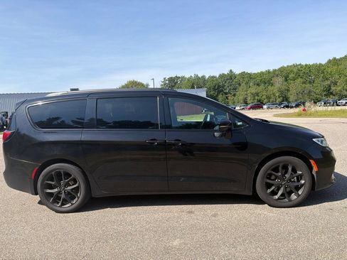 Used 2025 Chrysler Pacifica Limited FWD image 3