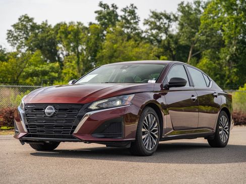 Used 2025 Nissan Altima 2.5 SV FWD image 3