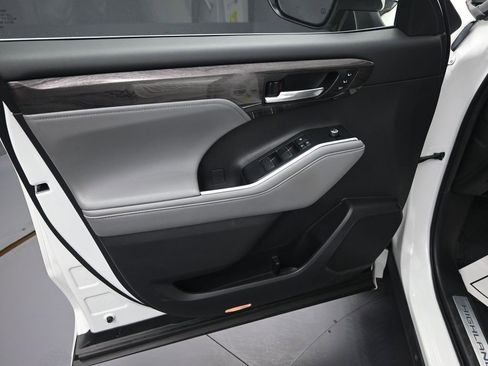 Used 2021 Toyota Highlander Limited image 10