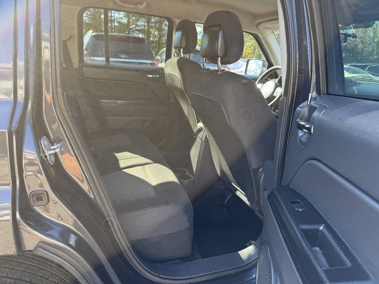 Used 2014 Jeep Patriot Latitude AWD/4WD image 11