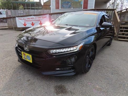 Used 2018 Honda Accord Touring image 2