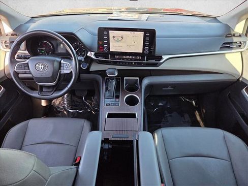 Used 2023 Toyota Sienna XLE image 18