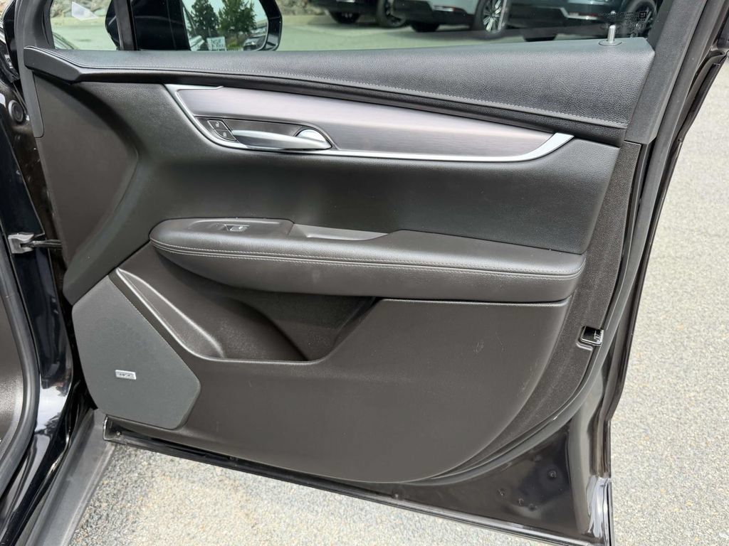 Certified 2024 Cadillac XT5 Luxury FWD image 8