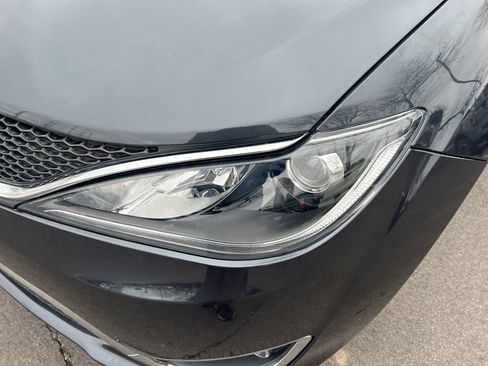 Used 2020 Chrysler Pacifica Limited image 23