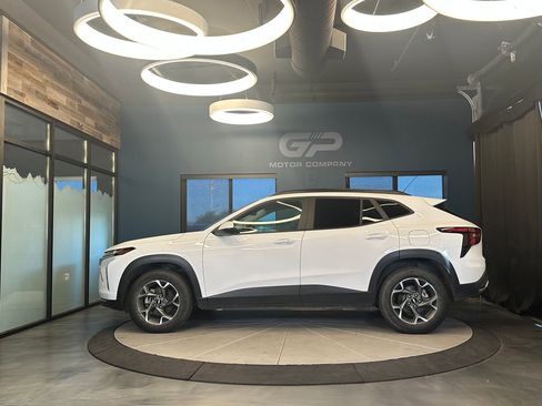Used 2024 Chevrolet Trax LT w/ Sunroof Package FWD image 6