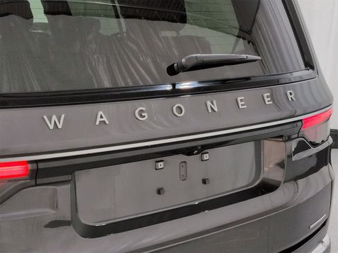 Used 2022 Jeep Wagoneer Series III w/ Premium Group I image 12