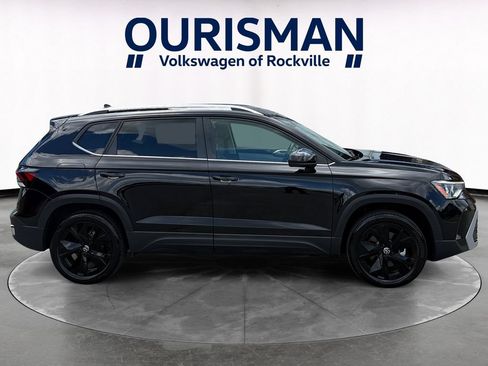 Used 2025 Volkswagen Taos SE w/ Black Wheel Package FWD image 7