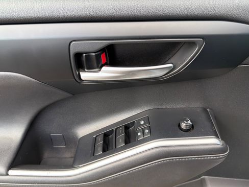 Certified 2020 Toyota Highlander XLE image 11