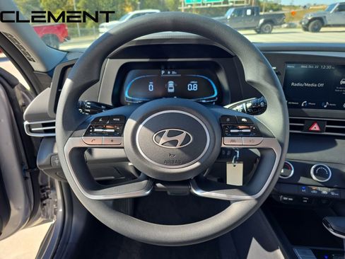 Used 2025 Hyundai Elantra SE FWD image 15