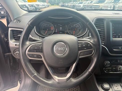 Used 2019 Jeep Cherokee Latitude Plus w/ Comfort/Convenience Group AWD/4WD image 19