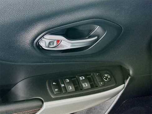 Used 2017 Jeep Cherokee Trailhawk w/ Comfort/Convenience Group image 24