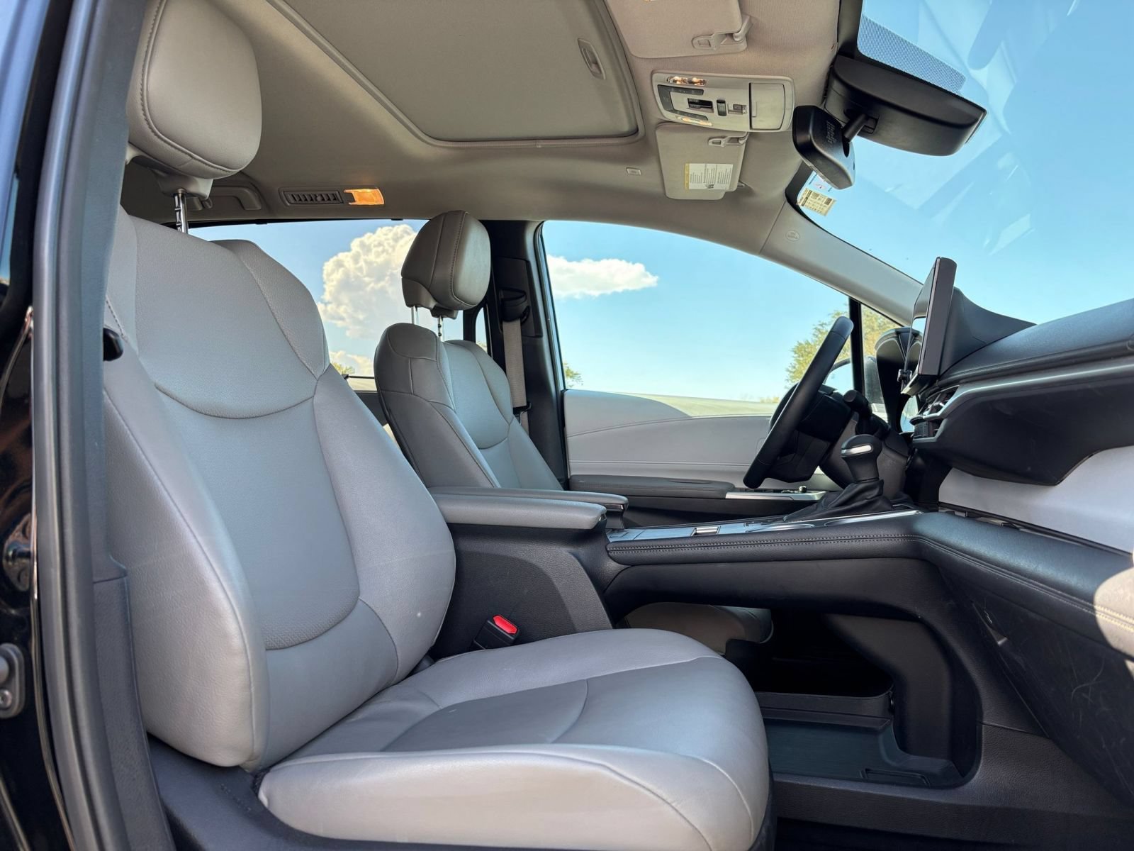 Used 2025 Toyota Sienna XLE FWD image 38