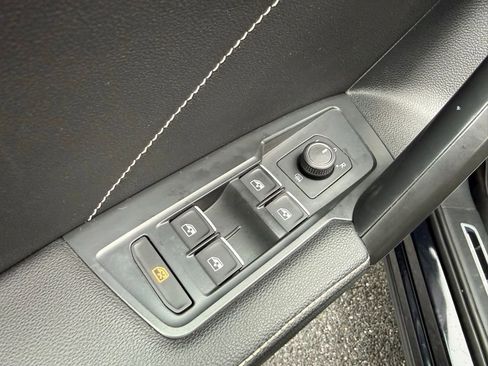 Used 2022 Volkswagen Tiguan SE R-Line image 12