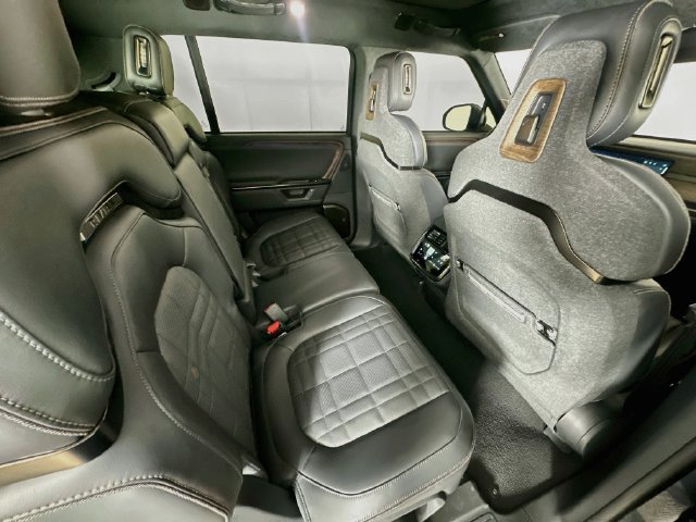 Used 2025 Rivian R1S Premium Dual AWD/4WD image 28