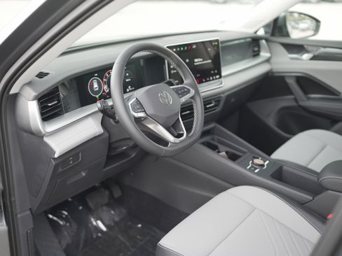 New 2025 Volkswagen Tiguan SE image 12