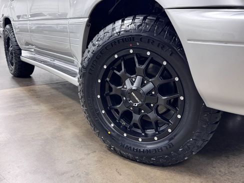 Used 2006 Lexus LX 470 4WD image 2