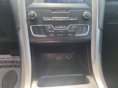 Used 2020 Ford Fusion SE image 18