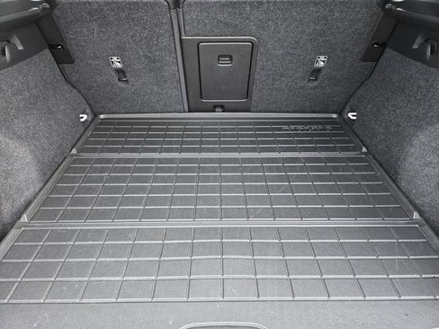 Used 2021 Volvo XC40 T5 R-Design w/ Advanced Package AWD/4WD image 32