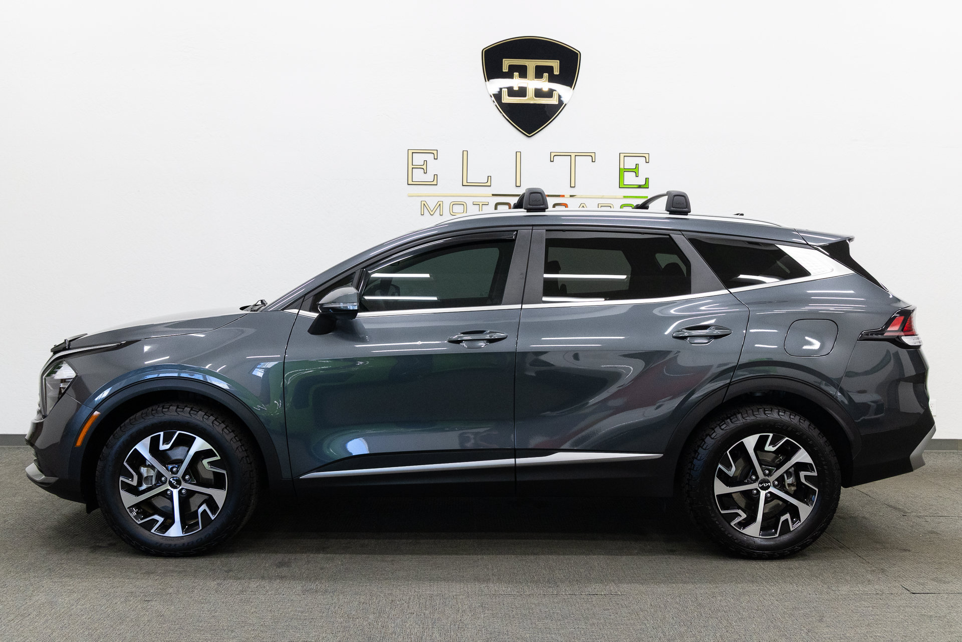 Used 2023 Kia Sportage EX AWD/4WD image 2