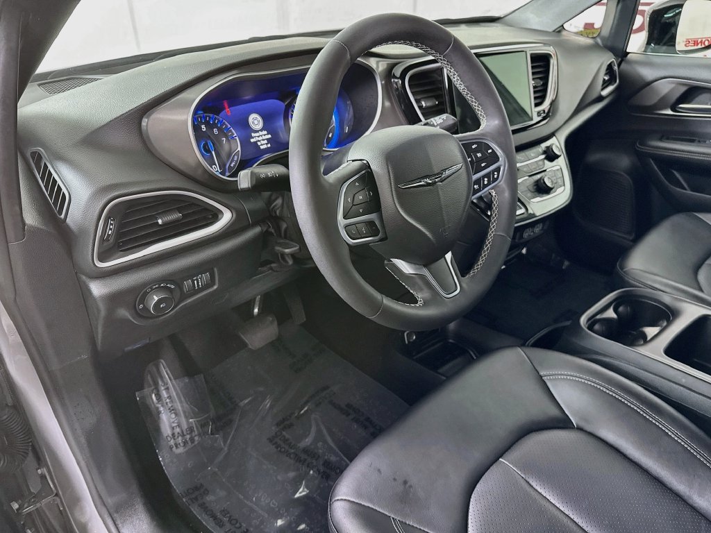 Used 2025 Chrysler Pacifica Select FWD image 17