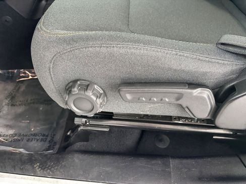 Used 2025 Jeep Wrangler Sahara image 23