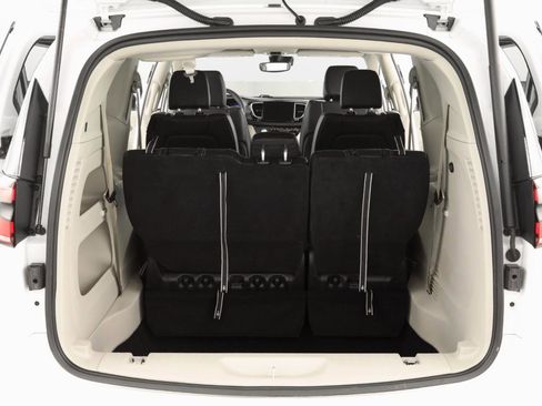 Used 2023 Chrysler Pacifica Touring-L image 31