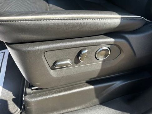 Certified 2025 Cadillac Escalade ESV Premium Luxury AWD/4WD image 10