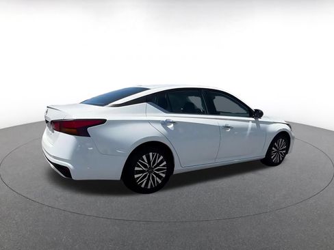 Used 2025 Nissan Altima 2.5 SV FWD image 14