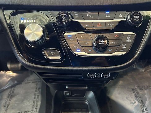 Used 2025 Chrysler Pacifica Select FWD image 20