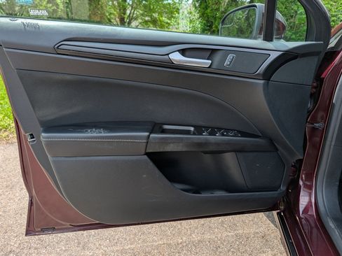 Used 2018 Ford Fusion SE w/ Equipment Group 201A image 28