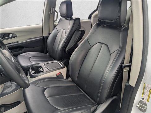 Used 2024 Chrysler Pacifica Touring-L image 16