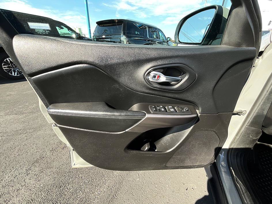 Used 2020 Jeep Cherokee Latitude Plus w/ Cold Weather Group AWD/4WD image 18