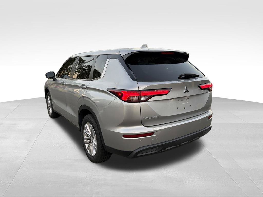 Used 2022 Mitsubishi Outlander ES FWD image 3