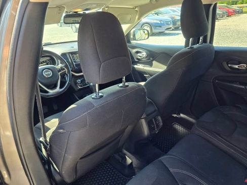 Used 2017 Jeep Cherokee Latitude w/ Cold Weather Group FWD image 19