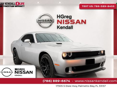 Used 2019 Dodge Challenger SXT RWD image 1