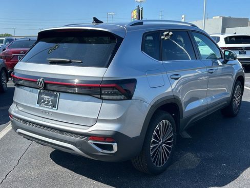 Used 2025 Volkswagen Taos SE w/ Taos MDO Package image 5