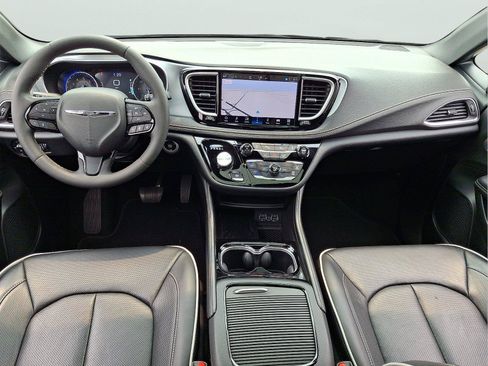 Used 2025 Chrysler Pacifica Limited FWD image 9