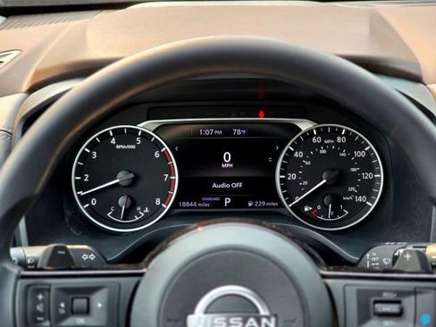 Used 2023 Nissan Rogue SV FWD image 14